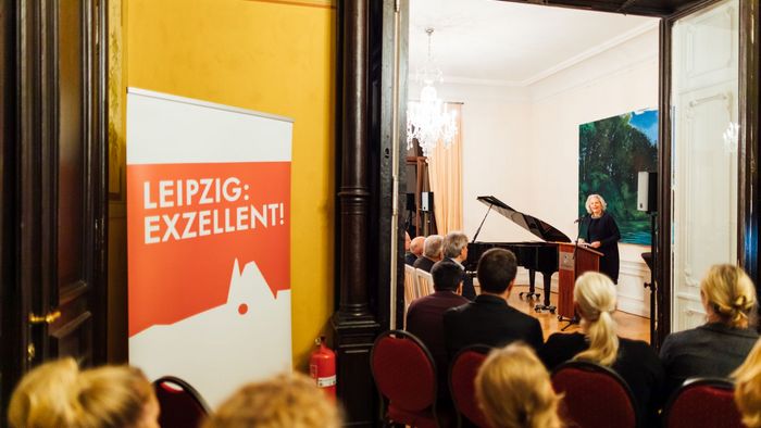Zu sehen ist die Rektorin der Universität Leipzig bei ihrer Begrüßungsrede.