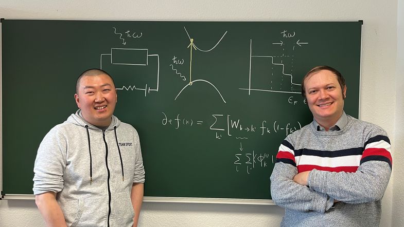 Likun Shi (links) und Inti Sodemann (rechts) in ihrem Institut.