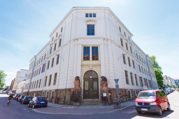 Blick von unten auf das Gebäude der Fakultät für Lebenswissenschaften mit einer Weitwinkel-Perspektive auf die umliegenden parkenden Autos, Foto: Christian Hüller