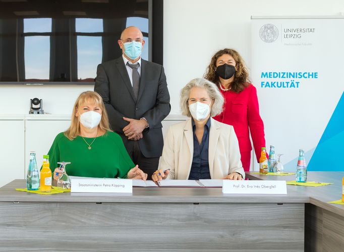vorne v. links: Staatsministerin Petra Köpping, Rektorin Prof. Dr. Eva Inés Obergfell. Hinten: Dekan der Medizinischen Fakultät Prof. Dr. Ingo Bechmann sowie die Direktorin des Instituts für Sozialmedizin, Arbeitsmedizin und Public Health, Prof. Dr. med. Steffi G. Riedel-Heller.