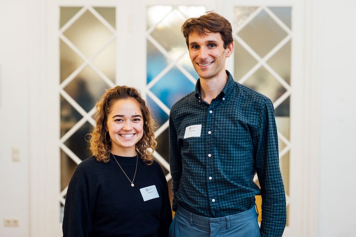 enlarge the image: Portrait of Diandra Ursu (left) & Dr. Joris Spigt (right) at the Pre-Doc Award Kickoff Event 2023/24, Photo: Christian Hüller