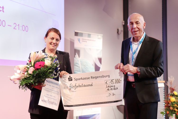PD Dr. Barbara Madlen Jentzsch bekam den Helga-Reifert-Preis von Dr. Bernward Gall, Vorstand der Helga-Reifert-Stiftung, im Rahmen des Cancer Congress Compact überreicht. Foto: Ina Würfel