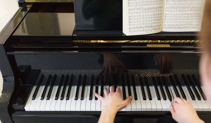 Foto: Mensch spielt Klavier