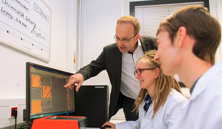 Prof. Dr. Knut Asmis mit Studenten im Labor