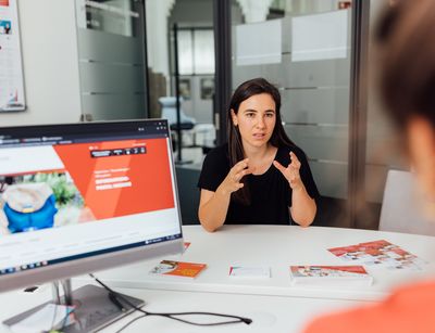 The International Centre advises international students, for example, students from Ukraine, at the Student Service Centre (SSZ) at Leipzig University. Photo: Christian Hüller, Leipzig University