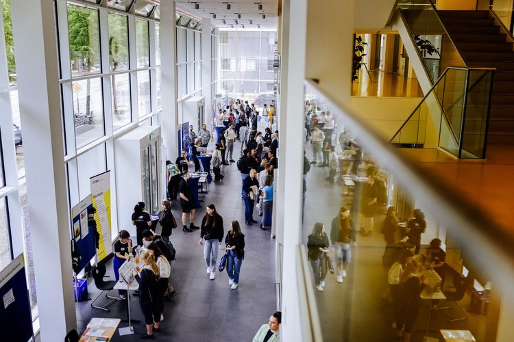 Blick in das Foyer der HTWK mit Menschen