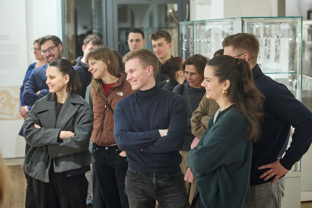zur Vergrößerungsansicht des Bildes: Förderer uind Stipendiaten stehen in einer Gruppe zusammen im Antikenmuseum und lachen