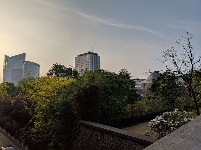 Das Bild zeigt Gebäude und einen Park von Brüssel am Tag.
