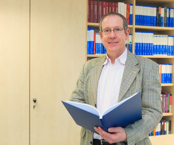 Auf dem Bild ist Prof. Dr. Roger Gläser zu sehen.