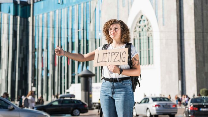 Studentin vor dem Campus Augustusplatz