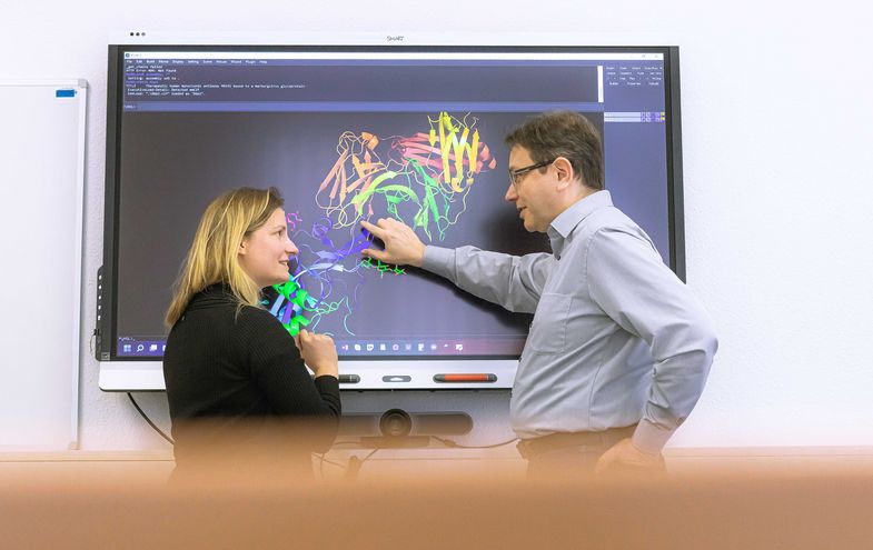 PProf. Dr. Jens Meiler (r.) ist Sprecher des neuen Schwerpunktprogramms „Künstliche Intelligenz für das Design funktioneller Proteine“. Foto: Swen Reichhold / Universität Leipzig