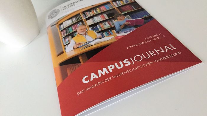 Blick auf die neue auf einem Tisch liegende neue Ausgabe des Campus-Journals