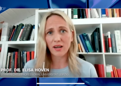 Prof. Dr. Elisa Hoven vor einer Bücherschrankwand
