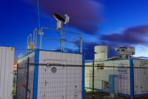 Die Messgeräte von TROPOS und Universität Leipzig während DACAPO-PESO in Punta Arenas. Die Kombination aus Lidar (links) und Radar (rechts) über 36 Monate war die bisher längste Messung dieser Art zur Untersuchung von Wolken in den mittleren Breiten der Südhemisphäre.