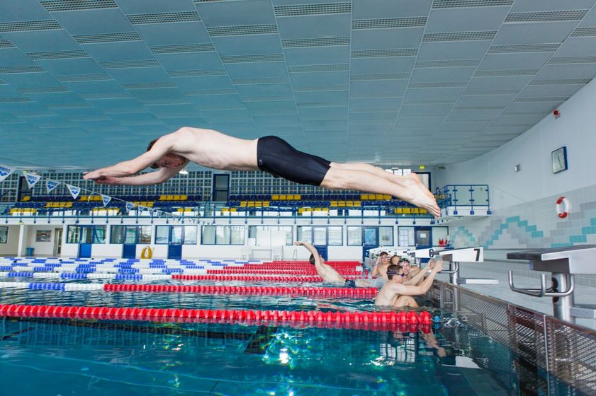 Student springt vom Bock ins Schwimmbecken, Foto: Christian Hüller