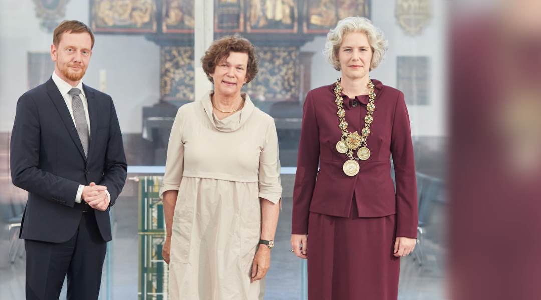 Die neue Rektorin Professorin Obergfell steht neben der Altrektorin Professorin Obergfell und dem Sächsischen Ministerpräsidenten Michael Kretschmer