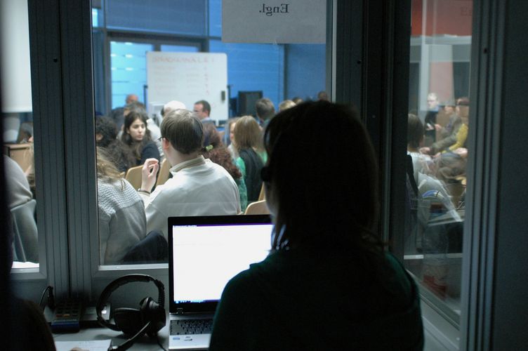 Mock-Konferenz am Institut für Angewandte Linguistik und Translatologie. Blick aus der Kabine in die Zuhörer.