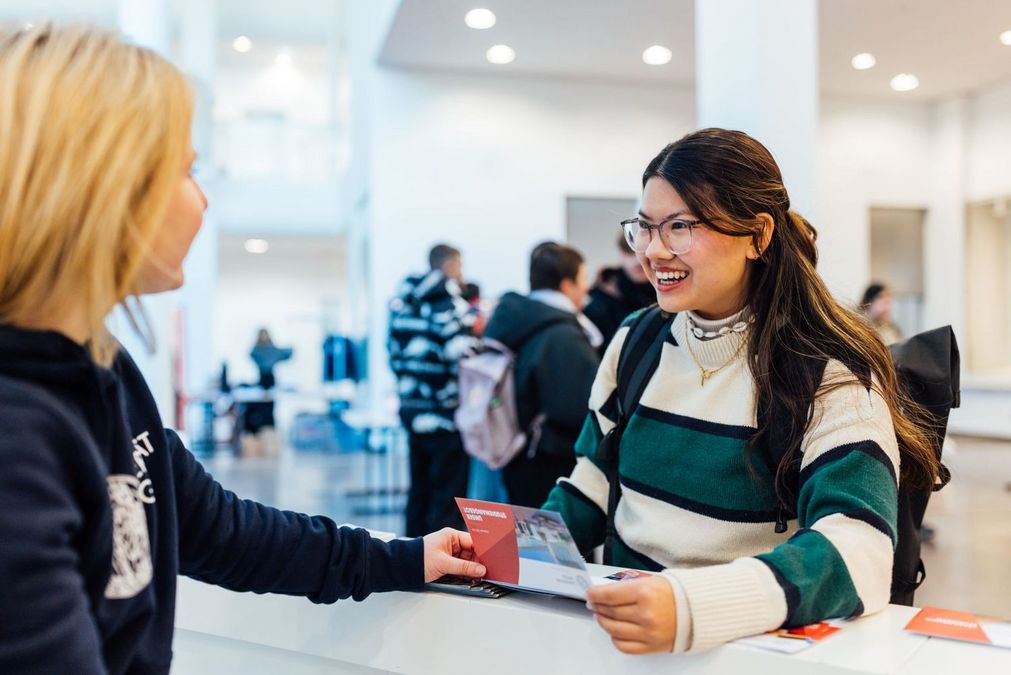 zur Vergrößerungsansicht des Bildes: Beim Studieninformationstag können Besucher:innen am Campus Augustusplatz Uni-Luft schnuppern und sich umfassend beraten lassen.
