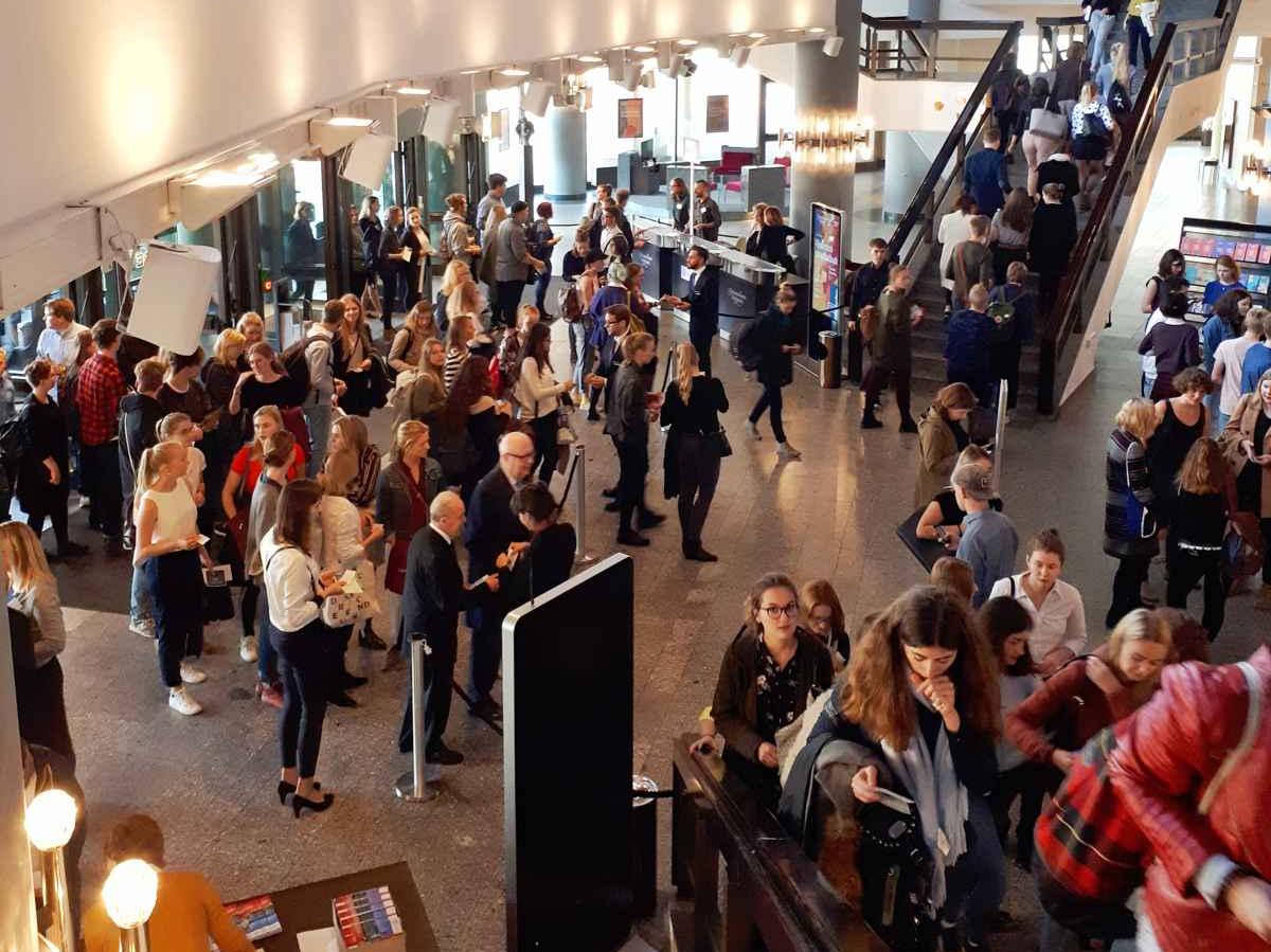 zur Vergrößerungsansicht des Bildes: Studierende und Besucherinnen und Besucher im Foyer des Gewandhauses