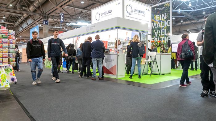 Messestand mit Besuchern