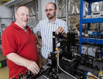 Prof. Dr. Josef Käs (li.) und Prof. Dr. Ralf Seidel vor einem Gerät im Institut für Experimentelle Physik I