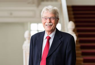 Hochschulratsvorsitzender Dr. Hans-Gerhard Husung im Treppenhaus des Rektoratsgebäudes.