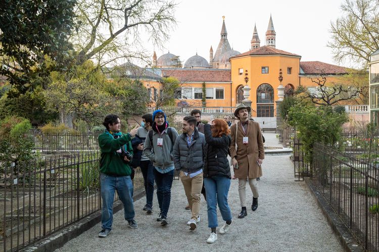 Gruppe Studierender im Botanischen Garten Padua