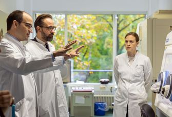 Im Labor der Hämatologie zeigte Prof. Dr. Klaus Metzeler dem sächsischen Wissenschaftsminister Sebastian Gemkow, wie Behandlungsmethoden für Leukämien erforscht werden. Foto: Universität Leipzig /Swen Reichhold