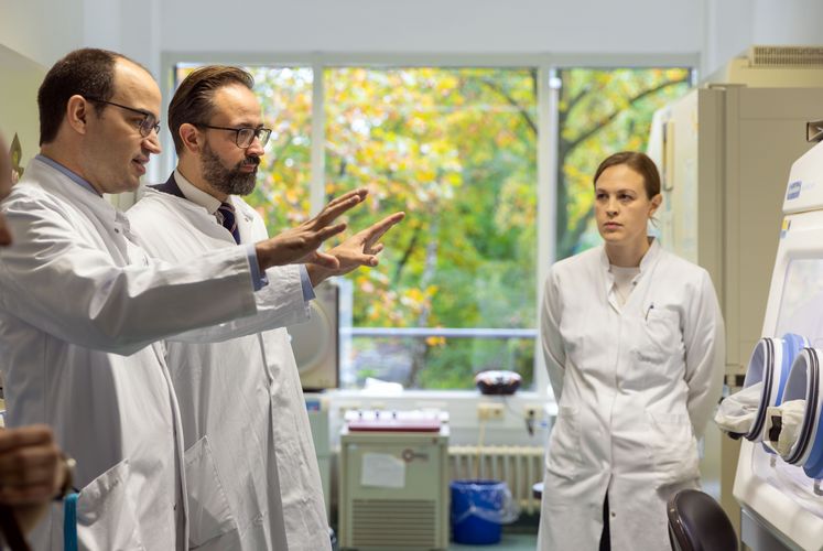 Im Labor der Hämatologie zeigte Prof. Dr. Klaus Metzeler dem sächsischen Wissenschaftsminister Sebastian Gemkow, wie Behandlungsmethoden für Leukämien erforscht werden. Foto: Universität Leipzig /Swen Reichhold