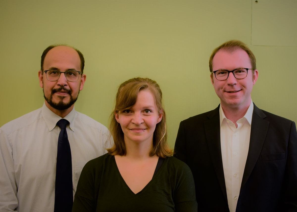 Von links nach rechts: Dr. Hatem Elliesie, Dorothea Schmidt und Jun.-Prof. Dr. Philip Bockholt, Foto: Basel Almashaal zur Vergrößerungsansicht des Bildes: Frontalaufnahme der drei Wissenschaftler:innen Dr. Hatem Elliesie, Dorothea Schmidt und Jun.-Prof. Dr. Philip Bockholt