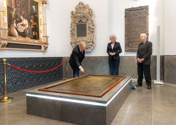 Der Direktor der Kustodie, Prof. Dr. Rudolf Hiller von Gaertringen (links) erklärte Rektorin Prof. Dr. Eva Inés Obergfell und dem stellvertretenden Vorsitzenden des Paulinervereins, Dieter Deissler, Details der Grabplatte.