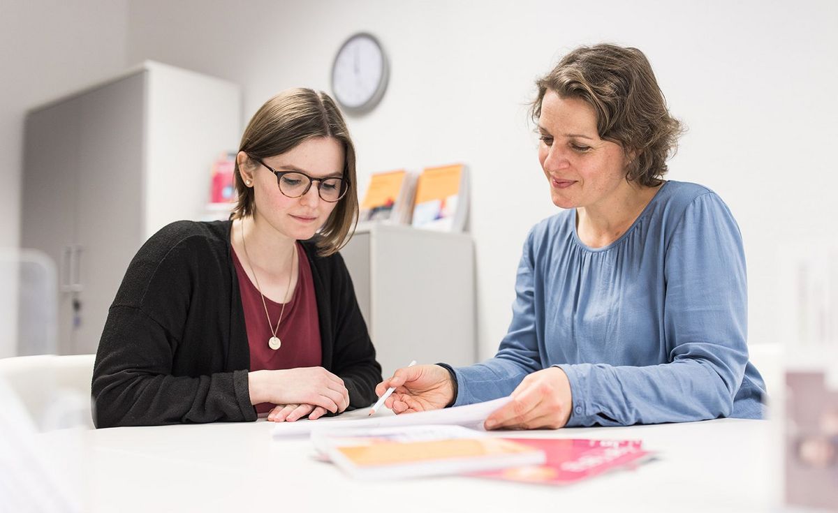 zur Vergrößerungsansicht des Bildes: Eine Studentin nutzt die Servicezeiten des Career Service und lässt sich beraten.