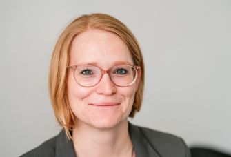 Auf dem Bild ist Dr. Iris Ophelia Nießen zu sehen.