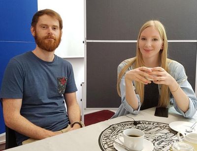 Studentin Elisabeth Krollpfeiffer und Prof. Dr. Julian Schmitz mit Kaffee bei der Podcastaufnahme, Foto: Nancy Haustein 