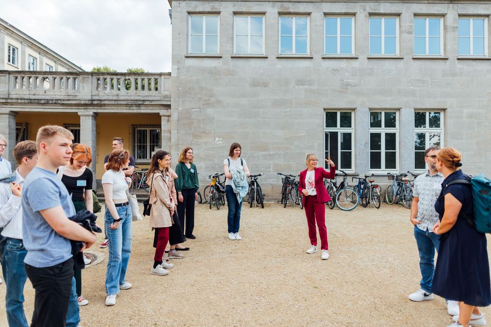 zur Vergrößerungsansicht des Bildes: Führung mit Frau Dr. Tzschoppe über den Campus zur Geschichte