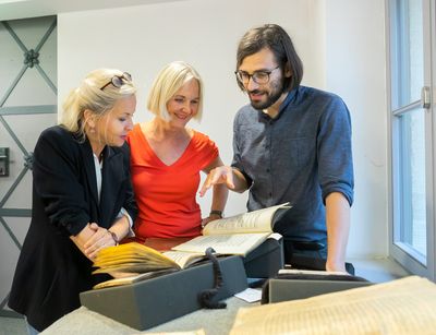 Das Team um Professorin Verena Klemm erforscht alte arabische Schriften.