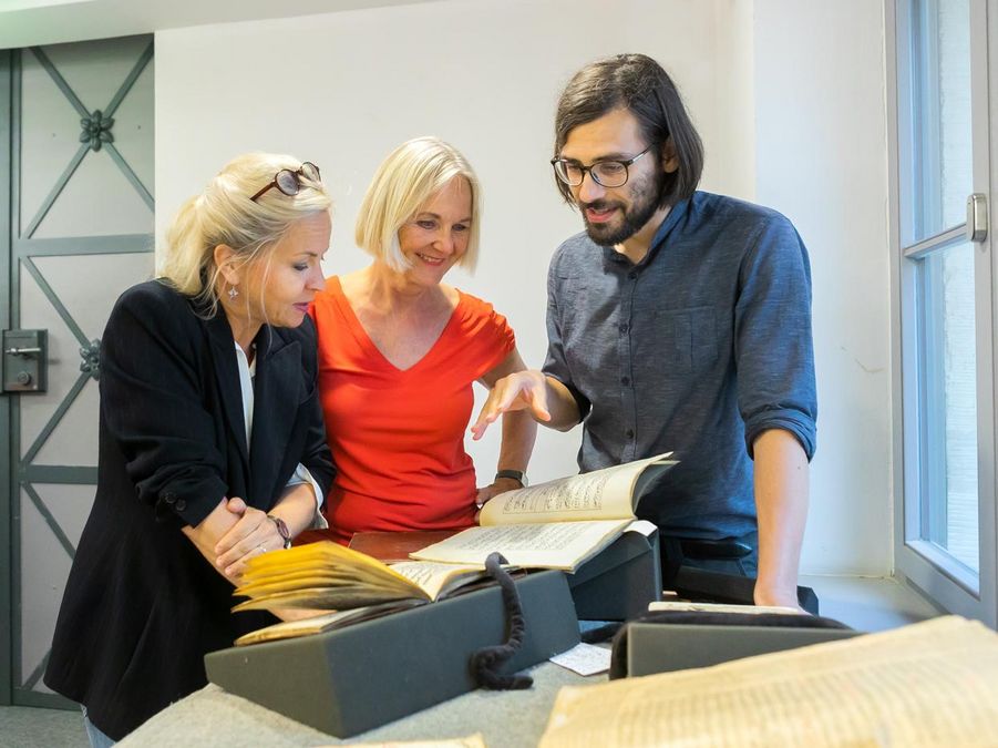 Das Team um Professorin Verena Klemm erforscht alte arabische Schriften.
