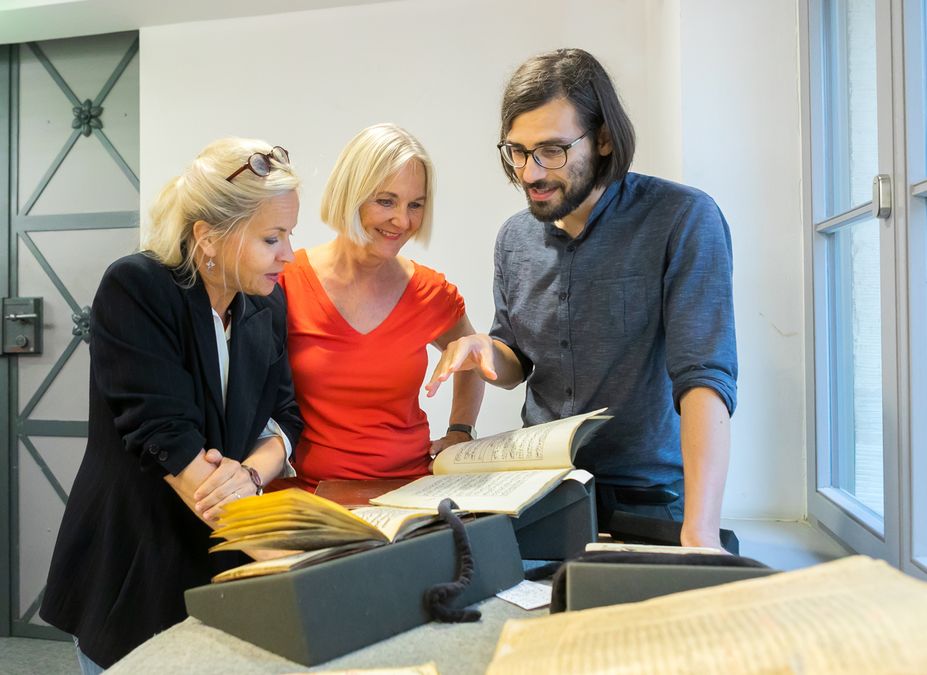 enlarge the image: Das Team um Professorin Verena Klemm erforscht alte arabische Schriften.