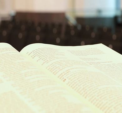 Eine Lutherbibel auf dem Pult