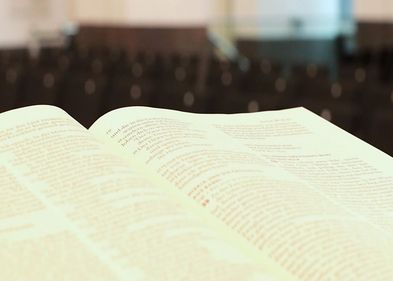 Eine Lutherbibel auf dem Pult