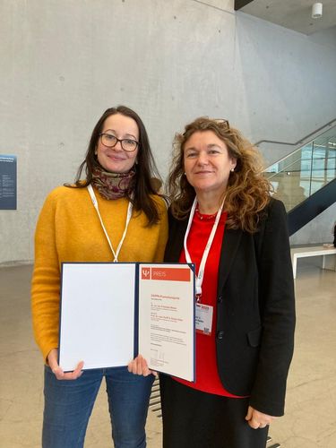 Dr. Franziska Welzel (l.) und Prof. Steffi G. Riedel-Heller bei der Preisverleihung Ende November. Foto: privat