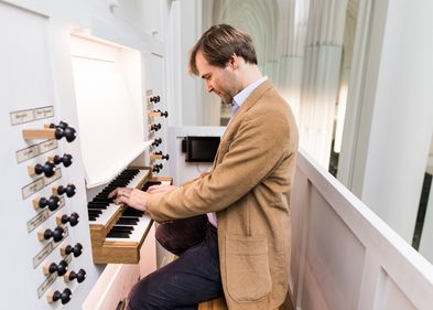 Daniel Beilschmidt an einer der Orgeln im Paulinum.