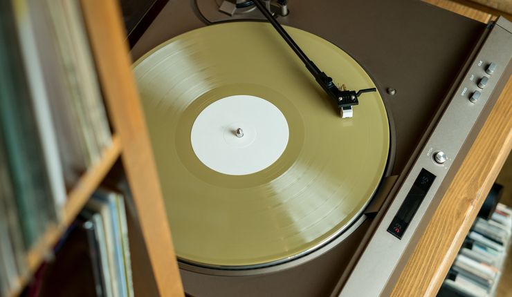 Plattenspieler in braun/gelb mit Schallplatte, Foto: AdobeStock