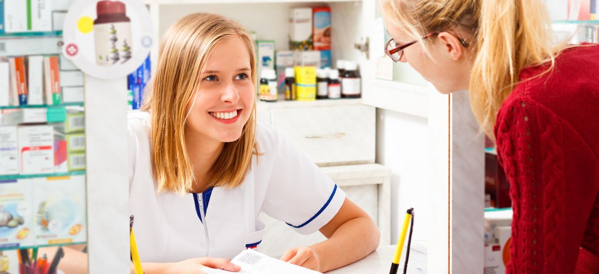 Eine Verkäuferin und eine Kundin in einer Apotheke, Foto: Colourbox