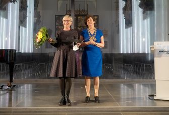 Die neue Ehrenbürgerin der Universität Leipzig Charlotte Bauer, Vize-Direktorin der Universitätsbibliothek Leipzig (li.), und Laudatorin Prof. Dr. Beate Schücking, Rektorin.