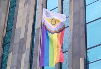 Zu sehen ist die gehisste Regenbogenflagge 2022 auf dem Augustusplatz
