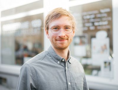 Portraitaufnahme von Cedric Jürgensen bei Tageslicht draußen