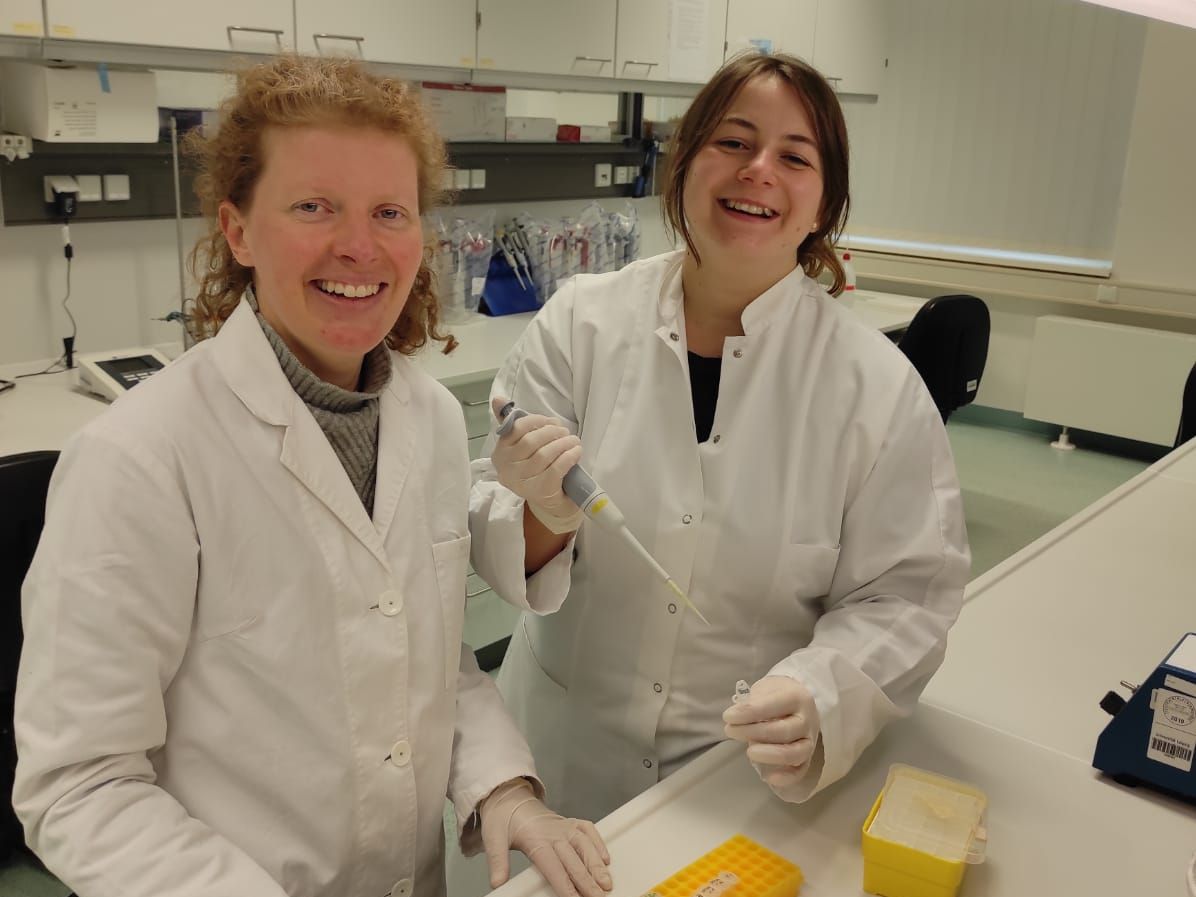 zur Vergrößerungsansicht des Bildes: Farbfoto von Dr. Jana Ebersbach und Pauline Jennert bei der Arbeit im Labor