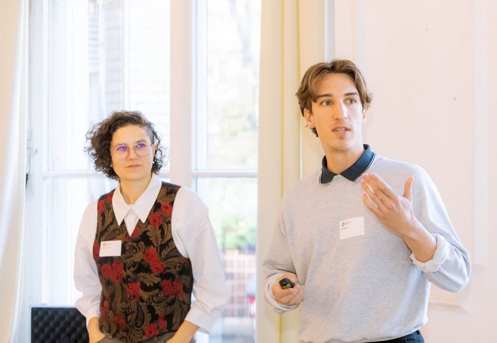 zur Vergrößerungsansicht des Bildes: Leon Moderer und Dr. Bianca Ancillotti bei ihrem Vortrag