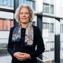 Prof. Dr. Eva Inés Obergfell Rektorin Eva Inés Obergfell im Porträt vor einer Glasfront
